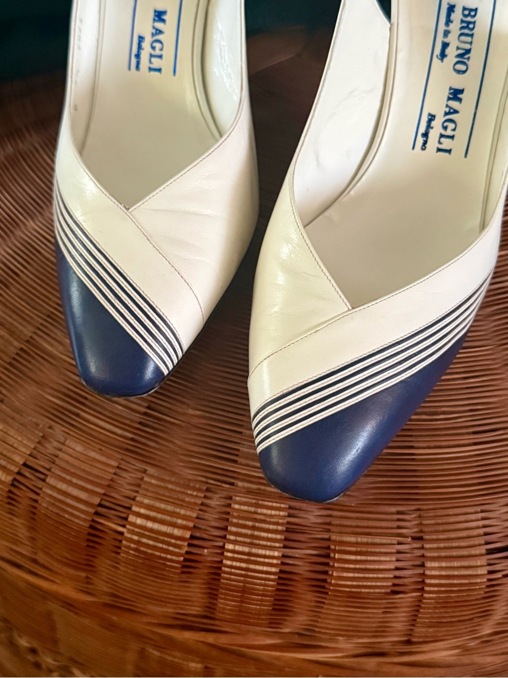 Bruno MAGLI 7.5 White & Navy Pinstripe Slingback Pumps Vintage - Picture 4 of 11
